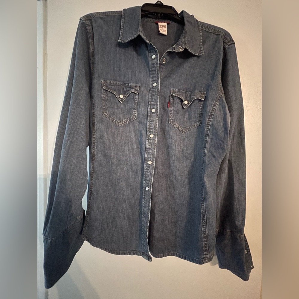 Women’s Levi’s Western Yoke Pearl Snap Denim Shirt
